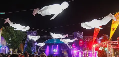Bonecos Gigantes Suspensos — aluguer para eventos em Portugal (fotografia 1)
