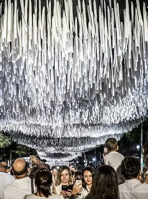 Fitas Brancas Suspensas — aluguer para eventos em Portugal (fotografia 1)
