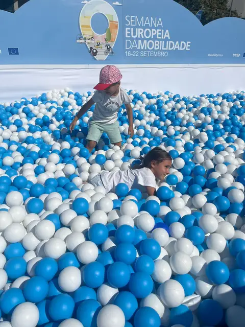 Piscina de Bolas com Rampa 7,5×12,5 m — aluguer para eventos em Portugal (fotografia 4)
